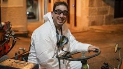 Milo Rivas, viticutor de O Ribeiro que colabora en la desinfecci�n con su tractor.