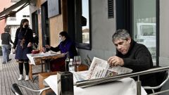 Un cliente, ayer, en Casa Gallardo, en Mos