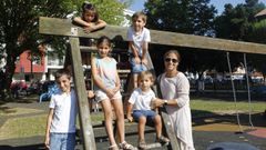 La madres y los cinco hijos de la familia Benasach López, el domingo en un parque de Ferrol