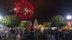 Hasta fuegos artificiales hubo en el encendido navideo de Camarias