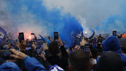 Recibimiento al Real Oviedo antes del partido de playoff contra el Eibar