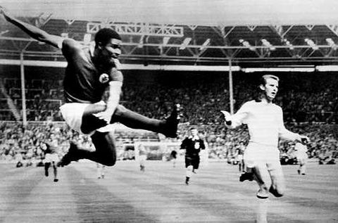 Poderoso lanzamiento de Eusebio en un partido en Wembley.