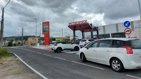 Imagen de archivo de veh�culos haciendo cola para repostar en la gasolinera de Petroprix en Ribadeo