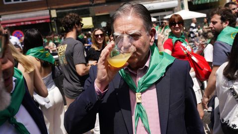 El alcalde de Oviedo, Alfredo Canteli, bebe un cul�n de sidra