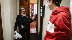 Maricarmen Gonz�lez recibe en su casa el men� que encarg�