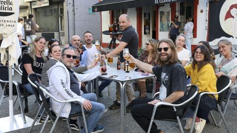 Pandilla de tardeo este jueves en el barrio de Canido, en Ferrol.
