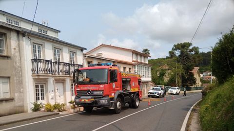 Un veh�culo del GES de Mugardos, en un incendio en Cabanas