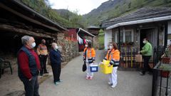 Las enfermeras del hospital Carmen y Severo Ochoa de Cangas del Narcea (Asturias), Lorena Bobes (i) y Vanesa Llanos (d), que forman parte de uno de los dos equipos de vacunacin individualizada en domicilio de grandes dependientes y sus cuidadores, se preparan para vacunar contra covid-19 en el comedor de un restaurante del pueblo de Las Mestas, en Cangas del Narcea