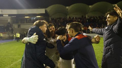 La plantilla del Pontevedra corriendo a abrazarse tras vencer en los penaltis a la UD Ourense.