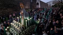 La imagen de la virgen de la Esperanza, en el recorrido por la ronda da Muralla.