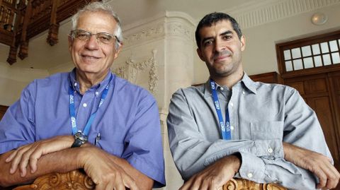 El expresidente del Parlamento Europeo, Josep Borrell (izquierda) acompa�ado por el periodista griego y autor del libro �The 13th Labour of Hercules� sobre la crisis de su pa�s