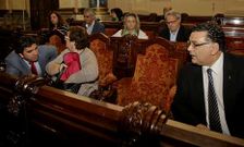 Mart�n Fern�ndez habla con Julio Flores en presencia de Ana Fern�ndez.