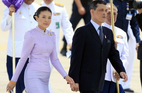 El pr�ncipe heredero anunci� su divorcio de la princesa Srirasmi, su tercera esposa. 