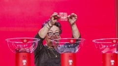 Asun P�rez, en el Sal�n Luis Aragon�s, de la Federaci�n Espa�ola de F�tbol