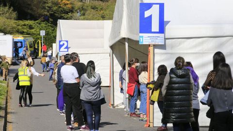 Colas de aspirantes para acceder al examen de educadores celebrado en el 2021 en Lugo