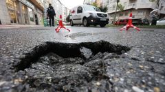 Socav�n abierto en el asfalto en la avenida de Fonti�as