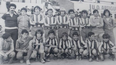 José Manuel (terceiro pola dereita, agachado), pai de Miguel Loureiro, durante a súa etapa nas categorías inferiores do Deportivo