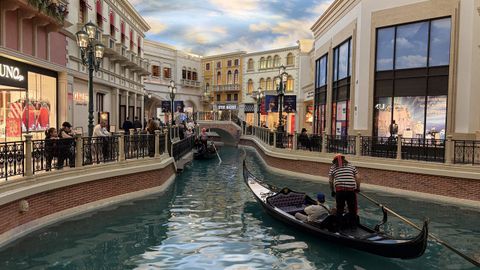 The Venetian.�Hotel con canales, g�ndolas, puentes y �cielo� en su interior.