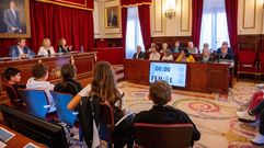 Alumnos del CEIP Esteiro y usuarios del centro sociocomunitario de la plaza de Espa�a, este viernes en el sal�n de plenos.