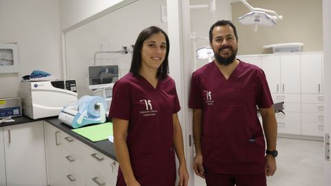 Deborah Garc�a y Miguel G�mez posan en el interior de Hatena, su cl�nica veterinaria.