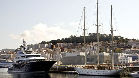 El yate en el que se grabaron episodios de la serie de HBO Succession Solandge y el velero Xarifa coincidieron en la marina en septiembre del 2023.