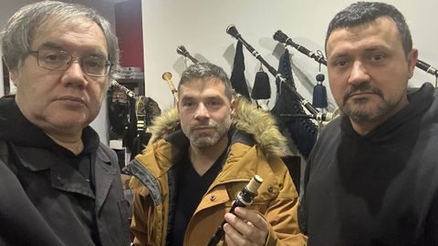 Fran Verde, en el centro, con los artesanos que el hicieron el instrumento, los hermanos Gil de Ponteareas