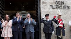 de la Generalitat Valenciana, Ximo Puig, aplaude junto a sus socios de gobierno, M�nica Oltra (Comprom�s), y Rub�n Mart�nez Dalmau (Unides Podem), ayer tras jurar el cargo