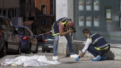La Polic�a Local de Gij�n ha detenido este mi�rcoles a un hombre que minutos antes hab�a apu�alado mortalmente con un cuchillo a otra persona en el cuello a la puerta del negocio inmobiliario del fallecido, en la calle Campo Sagrado, en Gij�n