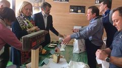 La presidenta del PP, Mercedes Fern�ndez, y el diputado Mat�as Rodr�guez Feito, en la feria de muestras de Tineo.La presidenta del PP, Mercedes Fern�ndez, y el diputado Mat�as Rodr�guez Feito, en la feria de muestras de Tineo 