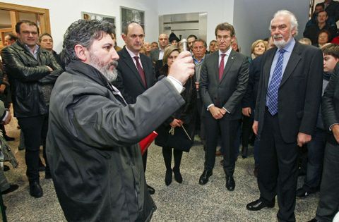 El p�rroco bendice el edificio con agua bendita en el momento previo a la inauguraci�n. 