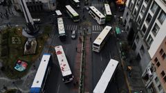 Un conjunto de autobuses bloquean las carreteras de La Paz, el jueves en Bolivia.