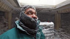 Un trabajador de la descarga de calamar de la Patagonia en�un barco de servicio a Marfr�o en el puerto de Mar�n