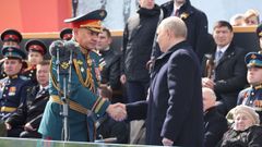 Vladimir Putin y el ministro de Defensa Sergei Shoigu asistieron juntos en el desfile militar en el D�a de la Victoria, que marca el 79 aniversario de la victoria sobre la Alemania nazi en la Segunda Guerra Mundial, en la Plaza Roja de Mosc�, el pasado 9 de mayo. 