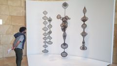 Un conjunto de esculturas de alambre tejido que explora las formas dentro de formas.