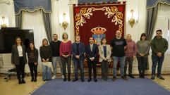 Los nuevos auxiliares administrativos del Concello de Ferrol junto al alcalde y otros integrantes del Gobierno local.