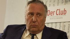 El escritor Frederick Forsyth