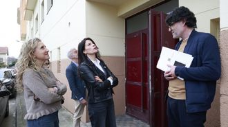 La conselleira de Vivenda, en el centro, junto a la delegada territorial de la Xunta en Ferrol, ayer a la puerta del edificio de Freixeiro