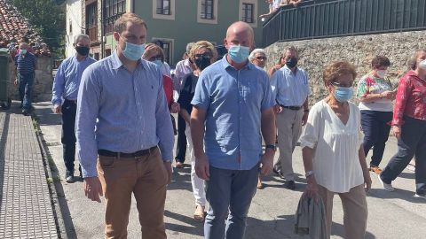 El secretario general y portavoz de FORO Asturias en la Junta General, Adri�n Pumares, visita el concejo de Cabrales, acompa�ado del alcalde forista de Pe�amellera Alta, Jos� Antonio Roque