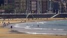 Paseantes a la orilla de la playa de San Lorenzo en Gij�n (Asturias)