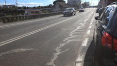Los obreros de conservaci�n de carreteras empezaron a sellar la grieta en la PO-308 en A Granxa, en Sanxenxo