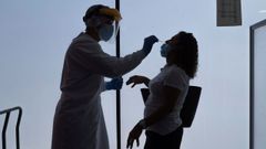 Un enfermero realiza test PCR en la sede del 061 en Zaragoza