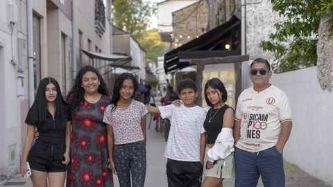 Seis de los nueve miembros de la familia de Perú, recientemente asentada en Triacastela