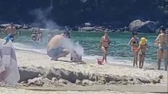 Un bañista en una playa de Bueu hace un asado en la orilla