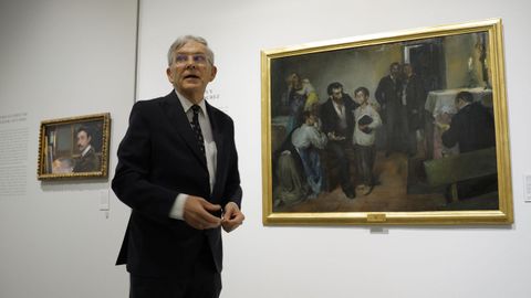 Javier Bar�n, comisario de la exposici�n y jefe de la colecci�n de pintura del siglo XIX del Museo del Prado, delante de dos obras de la primera etapa de Sotomayor en la Fundaci�n Barri� de A Coru�a