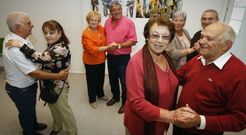 Juan y Camila -en primer t�rmino- son la pareja m�s veterana de cuantas bailan en la casa de cultura de Cor�n (Vilanova). 