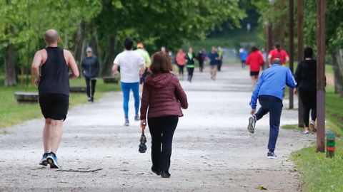 Gente haciendo deporte o paseando por Pontevedra