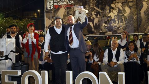 Miembros de los diferentes grupos participantes en el desfile de carros pasaron por el palco durante la entrega de los premios