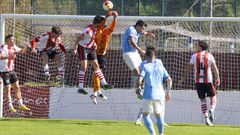 Ayoub despeja de puos ante el salto de Martn Snchez durante el encuentro celebrado en A Illa de Arousa.