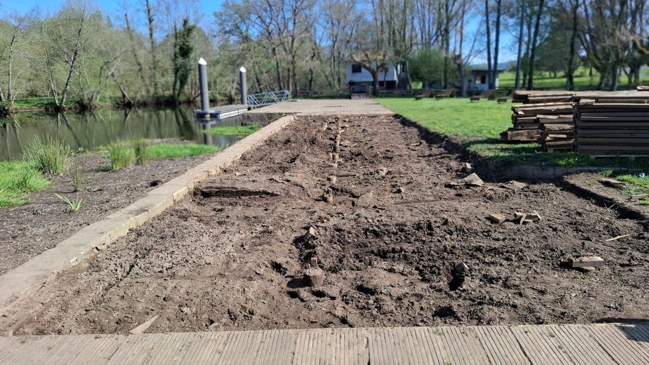 La regeneración de la playa fluvial de Melide comenzará en mayo con el dragado de la cuenca del rio