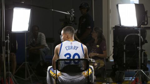 Stephen Curry atiende a los medios en el d�a de puertas abiertas de los Warriors